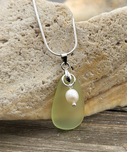 BESHEEK | Mint Green Seaglass Freshwater Pearl Necklace