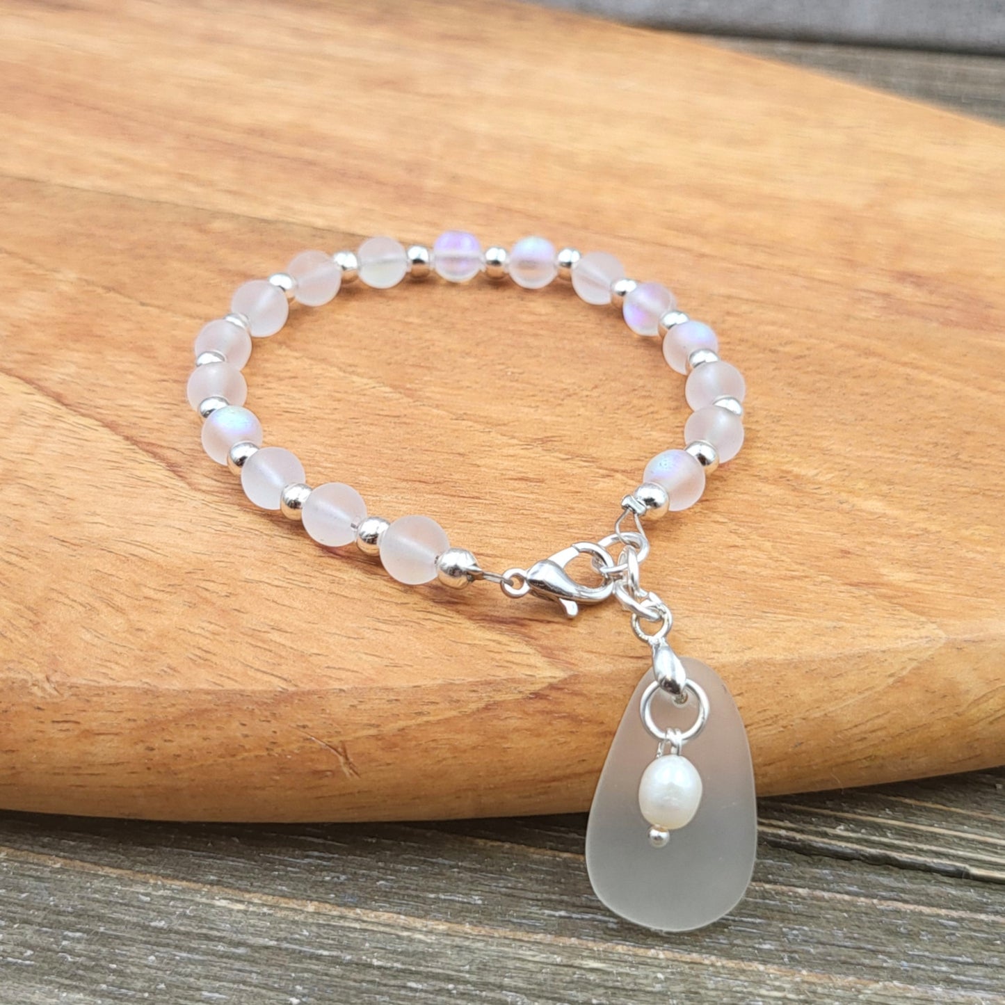 BESHEEK Silvertone, Clear, Seaglass and Freshwater Pearl Beaded Bracelet| Handmade Hypoallergenic Boho Beach Gala Wedding Style Jewelry